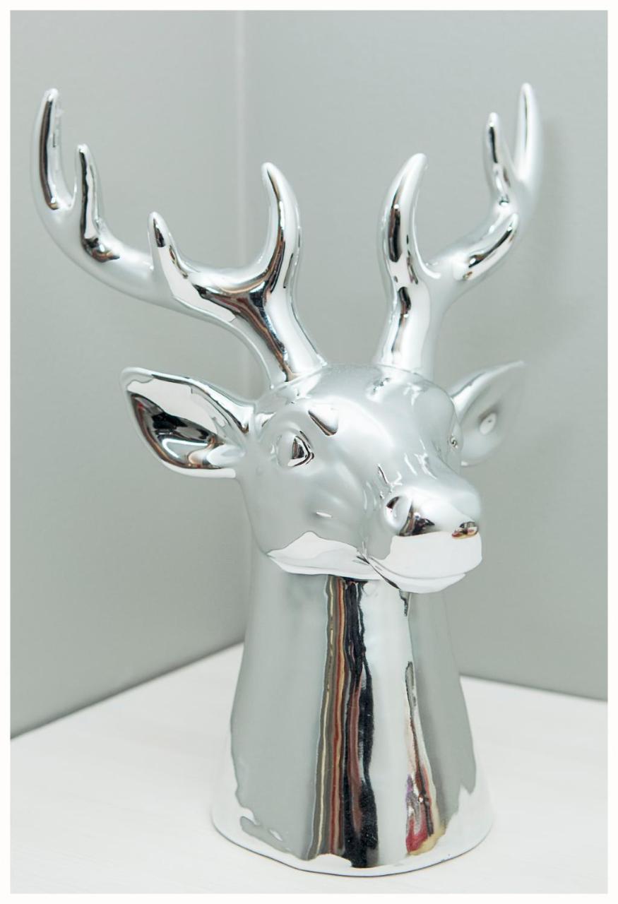 Crystal Arctic Suites Rovaniemi Zewnętrze zdjęcie Silver ceramic deer