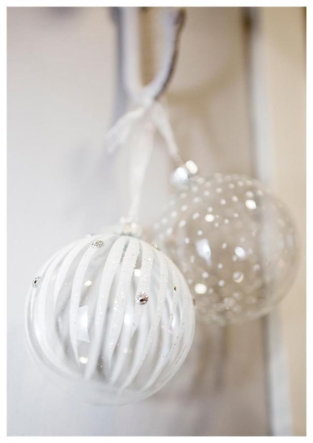 Crystal Arctic Suites Rovaniemi Zewnętrze zdjęcie A photograph of a white and clear glass bauble
